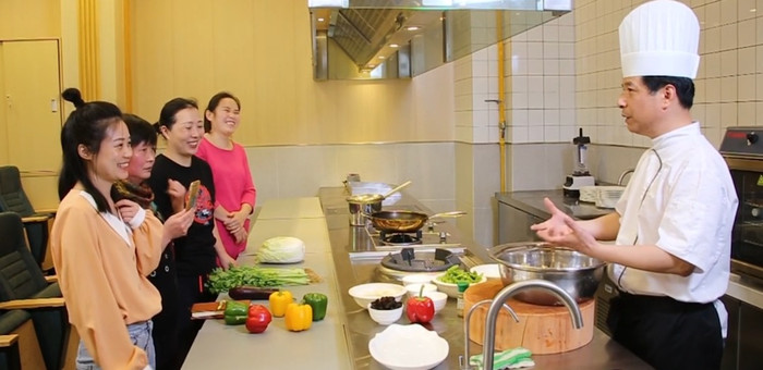 Năm 2014, Trường ĐH Mở Thượng Hải đã nhận khoảng 2.502 sinh viên khi tung ra chương trình cấp bằng dịch vụ tại gia và quản gia.