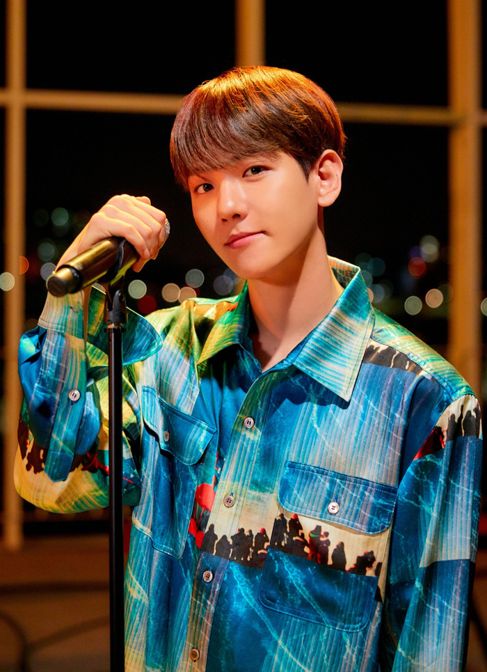 Baekhyun khoe quà chúc mừng nghệ sĩ triệu bản từ SM Ent khiến fan thích thú.