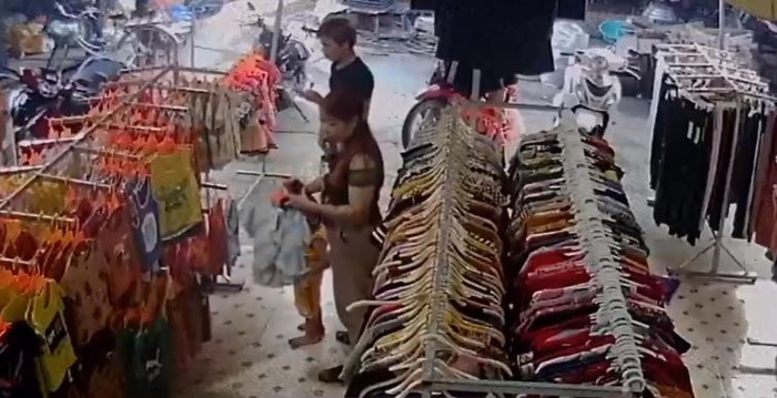 Thu chọn mua đồ cho bé Gia Bảo.