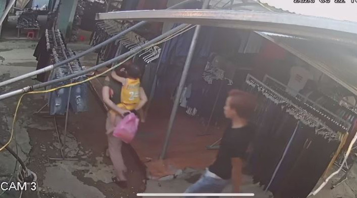 Thu cũng Bảo cùng người yêu rời khỏi cửa hàng quần áo. 