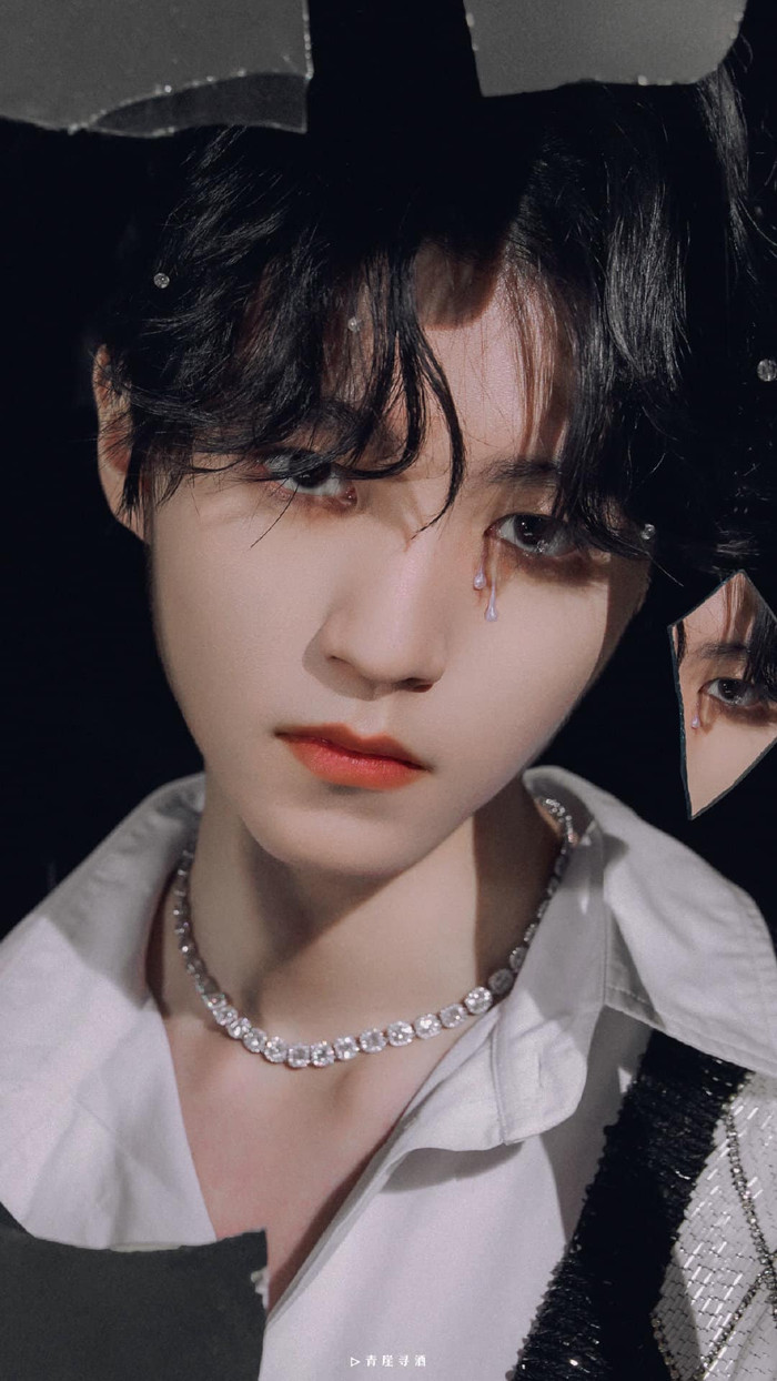 Vương Tuấn Khải dù thay đổi nhiều phong cách khác nhau nhưng cậu vẫn điều nhận dược khen ngợi nức nở của khán giả và fan hâm mộ