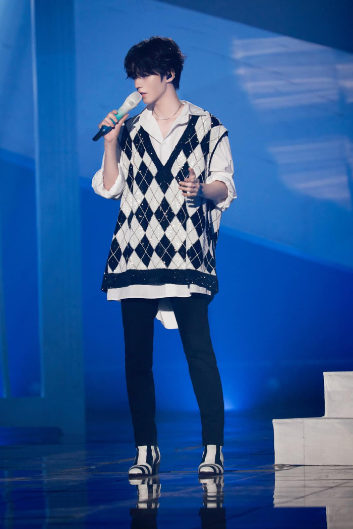 Fan khen nức nở khi Vương Tuấn Khải hóa thân thành Badboy trong phần diễn solo 'Beautiful' Ảnh 12