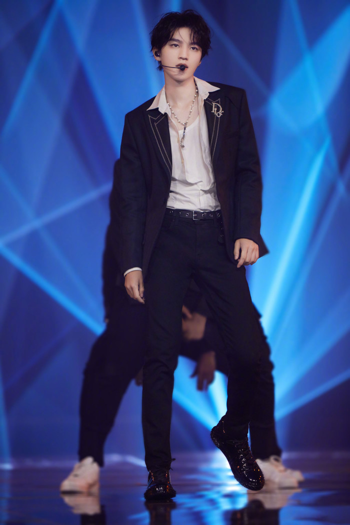 Fan khen nức nở khi Vương Tuấn Khải hóa thân thành Badboy trong phần diễn solo 'Beautiful' Ảnh 7