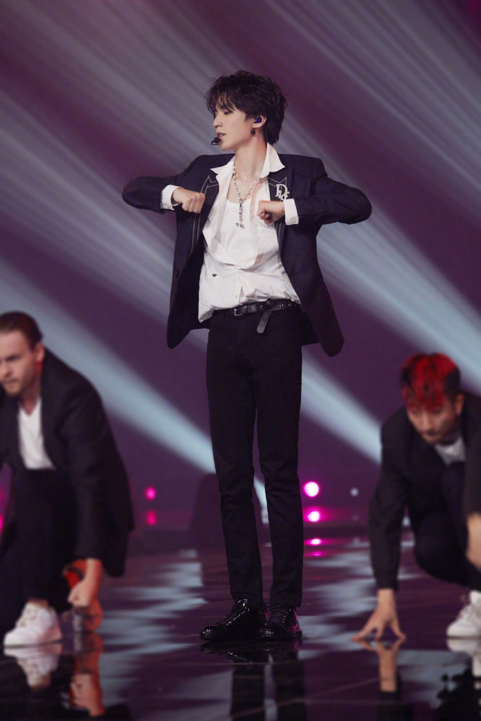 Fan khen nức nở khi Vương Tuấn Khải hóa thân thành Badboy trong phần diễn solo 'Beautiful' Ảnh 9