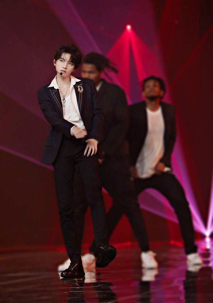 Fan khen nức nở khi Vương Tuấn Khải hóa thân thành Badboy trong phần diễn solo 'Beautiful' Ảnh 8