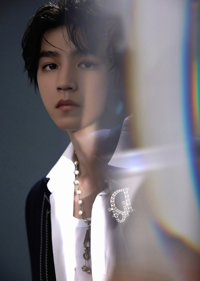 Fan khen nức nở khi Vương Tuấn Khải hóa thân thành Badboy trong phần diễn solo 'Beautiful' Ảnh 15