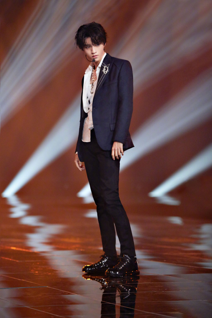 Fan phấn khích khi Vương Tuấn Khải thể hiện hình tượng 'Badboy' trên sân khấu lần này