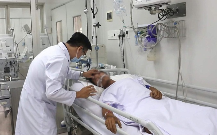 Vụ người đàn ông bị rắn hổ mang chúa cắn: Bệnh nhân chuyển sang tình trạng nặng hơn Ảnh 2