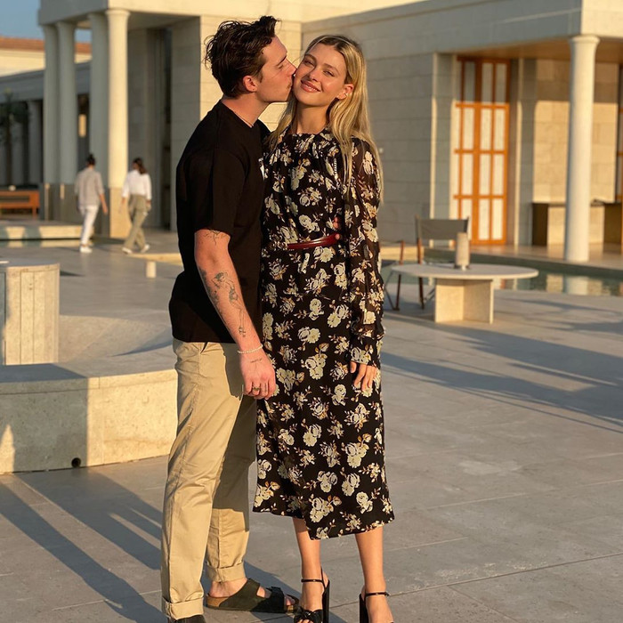 Hai nàng dâu tương lai đua nhau mặc thiết kế Victoria Beckham lấy lòng mẹ chồng Ảnh 9