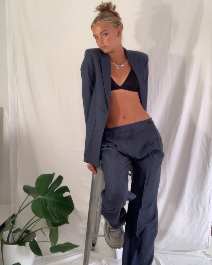 Mia Moocher trong set đồ mới nhất của NTK Victoria Beckham đậm chất thập niên 90s