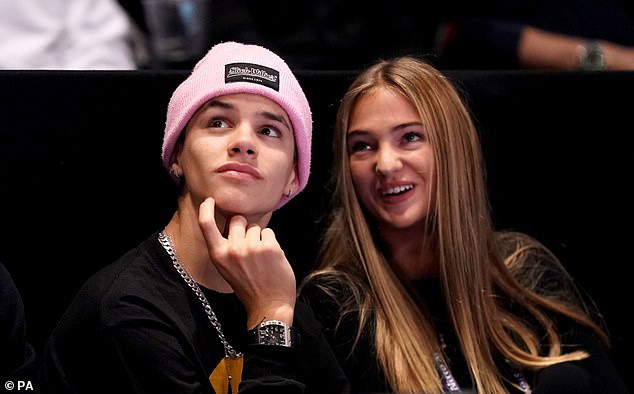 Cả hai đều bằng tuổi nhau và có chiều cao tương đương nên mỗi khi xuất hiện cùng nhau đều thu hút sự chú ý của cánh phóng viên và khán giả