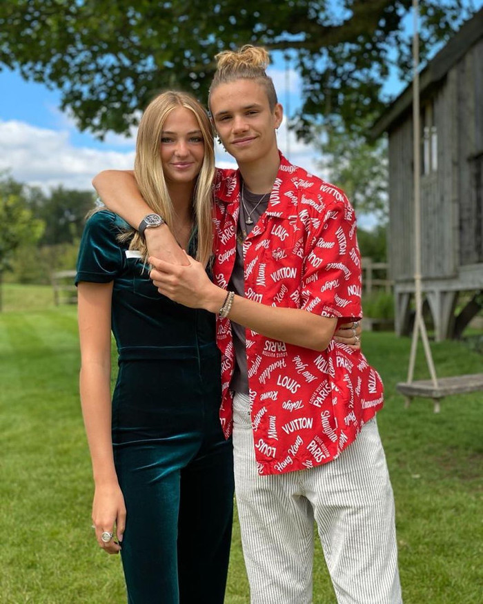 Romeo Beckham và người mẫu Mia Moocher hẹn hò từ đầu năm ngoái, khi người mẫu thường xuất hiện trong tiệc gia đình nhà Beckham