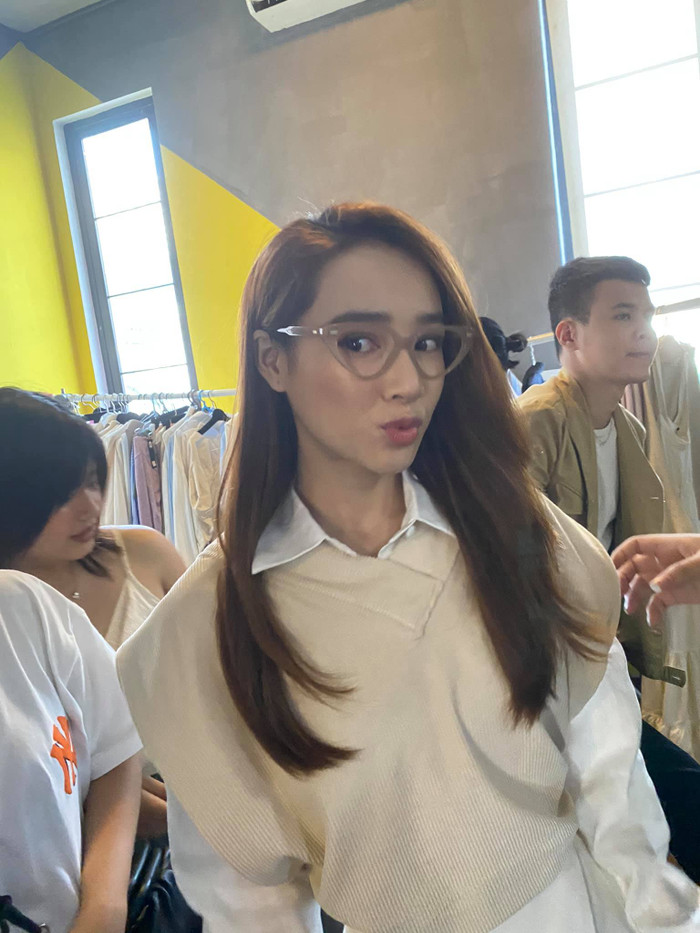 Bên cạnh đó, làn da mịn mạng căng bóng của 'mẹ một con' cũng khiến các chị em vô cùng ghen tị 