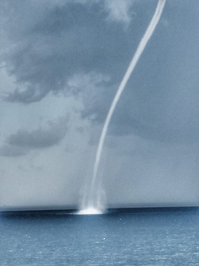 Một vòi rồng di chuyển trên mặt nước.