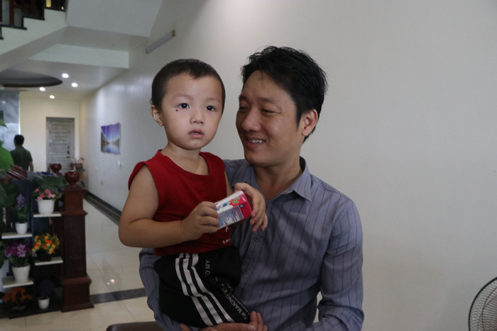 Cháu Gia Bảo và bố. 