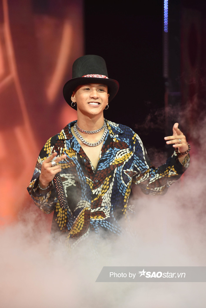 Weeza gần như lột xác ở vòng thi Đấu nhóm. Anh chàng giành được 25 like từ mentor Lil'Shady.