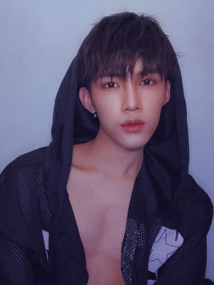 Nam người mẫu vẫn đang là đề tài bàn tán của cộng đồng mạng