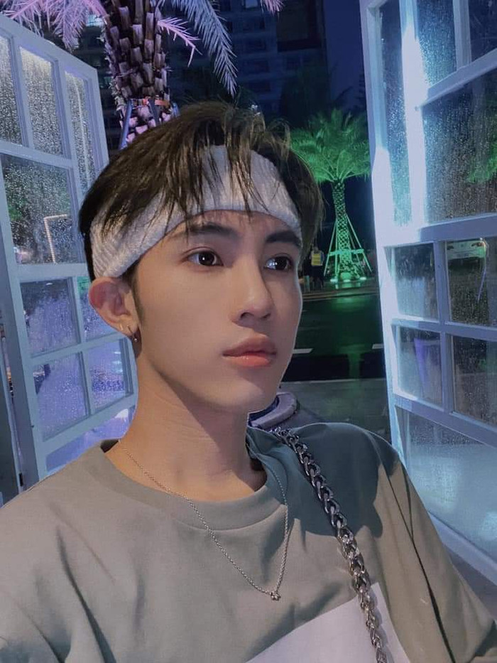 Sau bài đăng, Weibo, Facebook và Instagram nam người mẫu đều bị cư dân mạng tấn công