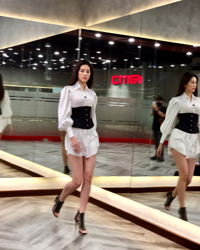 Mentor Võ Hoàng Yến 'thị phạm' catwalk cho Khánh Vân: Sân khấu Miss Universe sắp bị càng quét Ảnh 6