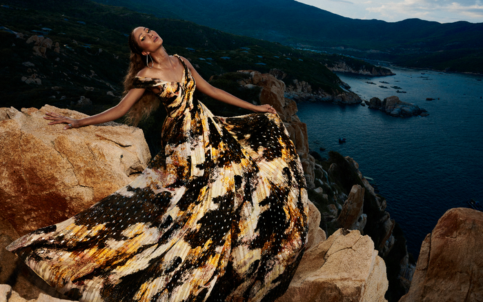 Váy áo tha thướt, H'hen Niê liều mình tạo dáng nơi mỏm đá cheo leo chứng minh trình siêu mẫu đỉnh cao Ảnh 2