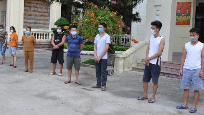 Các đối tượng liên quan vụ đánh bạc bị bắt giữ. Ảnh: Báo Giao thông