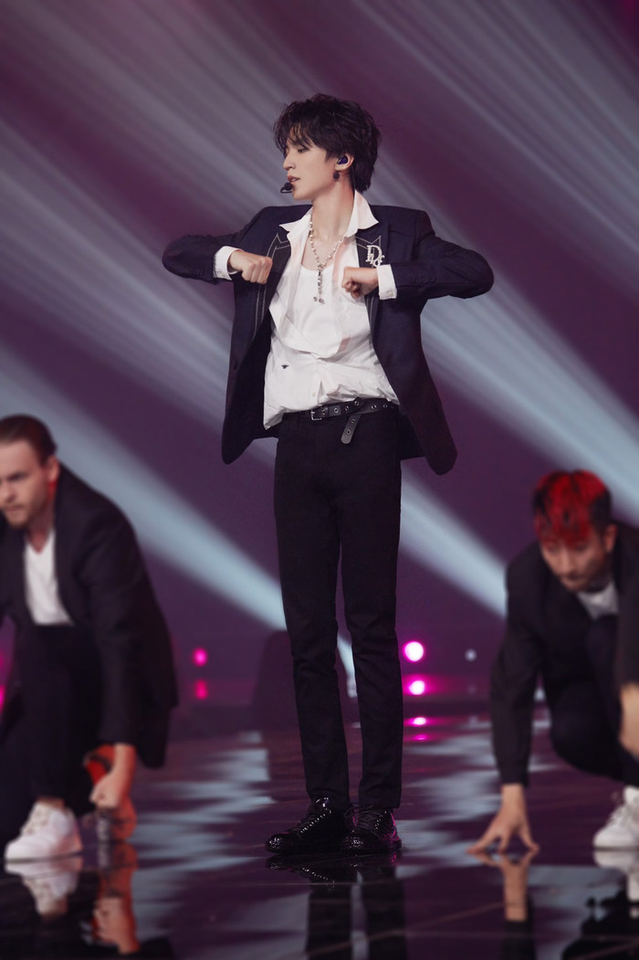 Giáo viên vũ đạo hết lời khen Vương Tuấn Khải dù tuột đường huyết vẫn tiếp tục làm việc Ảnh 9