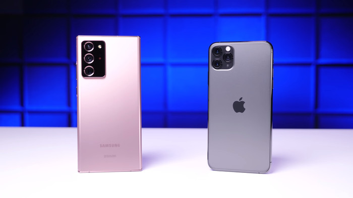 YouTuber PhoneBuff đã thực hiện bài so sánh về khả năng 'sống sót' của hai flagship này bằng cách thả rơi 4 lần từ các góc cạnh khác nhau. (Ảnh: PhoneBuff)