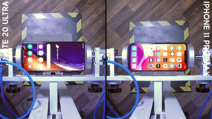 Trong lần thử nghiệm đầu tiên, YouTuber PhoneBuff đã thả rơi Galaxy Note20 Ultra và iPhone 11 Pro Max với mặt lưng hướng xuống dưới.  (Ảnh: PhoneBuff)