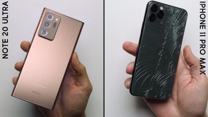 Kết quả cho thấy, mặt lưng của iPhone 11 Pro Max đã vỡ gần như hoàn toàn sau khi tiếp đất, trong khi đó, mặt lưng của Galaxy Note20 Ultra gần như không bị ảnh hưởng, trừ một góc trên phía camera sau bị nứt nhẹ.  (Ảnh: PhoneBuff)