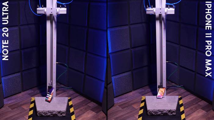 Trong lần thử nghiệm thứ 2, YouTuber PhoneBuff đã thả rơi Galaxy Note20 Ultra và iPhone 11 Pro Max với góc máy va đập với sàn bê tông.  (Ảnh: PhoneBuff)