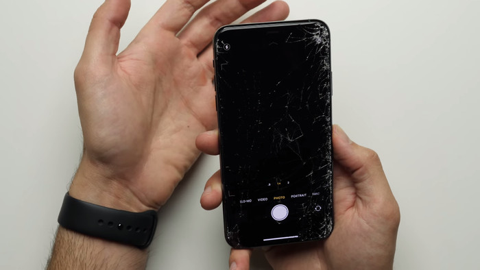 Ngược lại, iPhone 11 Pro Max lại hầu như vỡ nát hết mặt trước và mặt sau, chức năng của máy cũng bị ảnh hưởng.  (Ảnh: PhoneBuff)