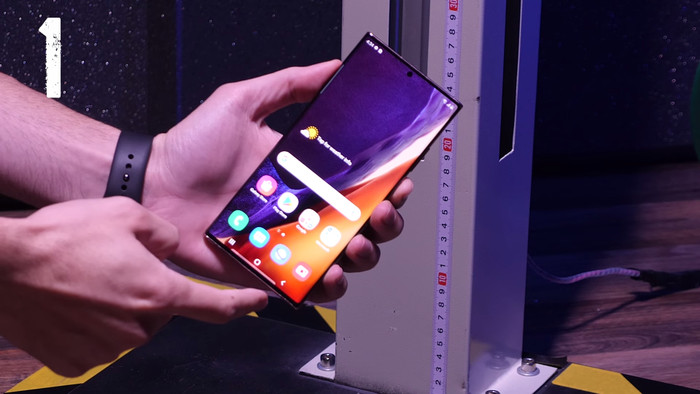 Ở lần thử nghiệm cuối cùng, PhoneBuff đã thả rơi Galaxy Note20 Ultra và iPhone 11 Pro Max từ độ cao 1,45m xuống bề mặt thép. Kết quả cho thấy, Galaxy Note20 Ultra hoàn hoàn không bị ảnh hưởng sau bài kiểm tra.  (Ảnh: PhoneBuff)