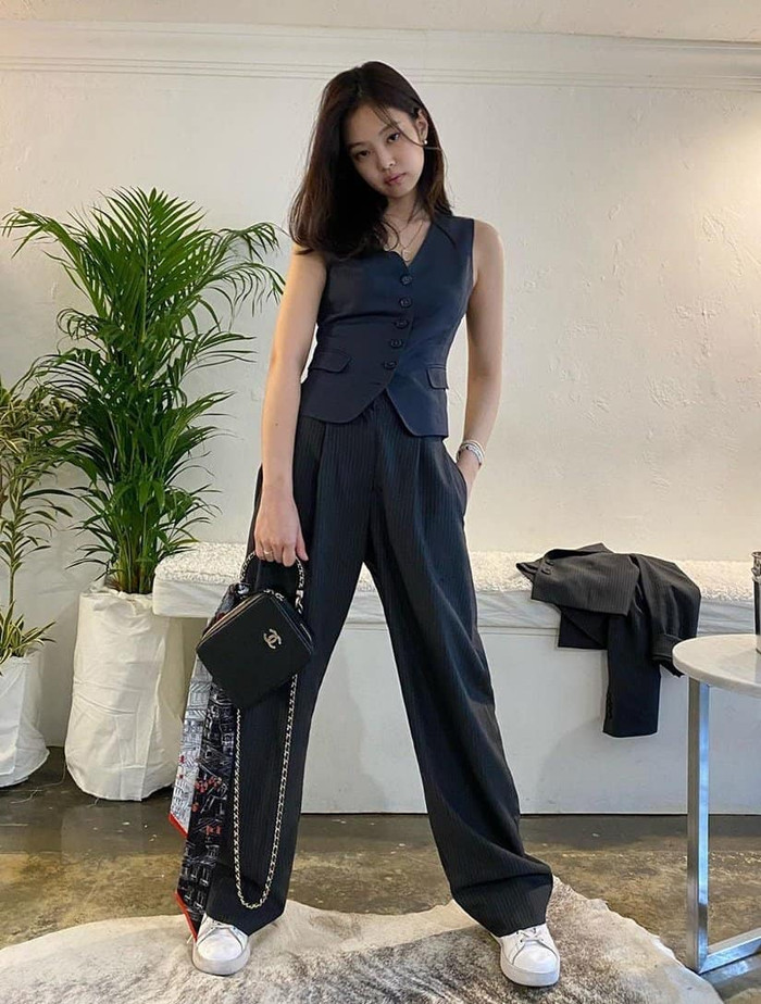 Kiểu trang phục trên từng được nữ idol mặc trong bộ ảnh streetstyle với cả set đồ màu xám, thậm chí cái áo suit đi kèm được Jennie bỏ lại một bên không mặc với set đồ 