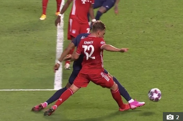 Fan PSG cho rằng Kimmich đã phạm lỗi với Mbappe trong vòng cấm ở tình huống này.