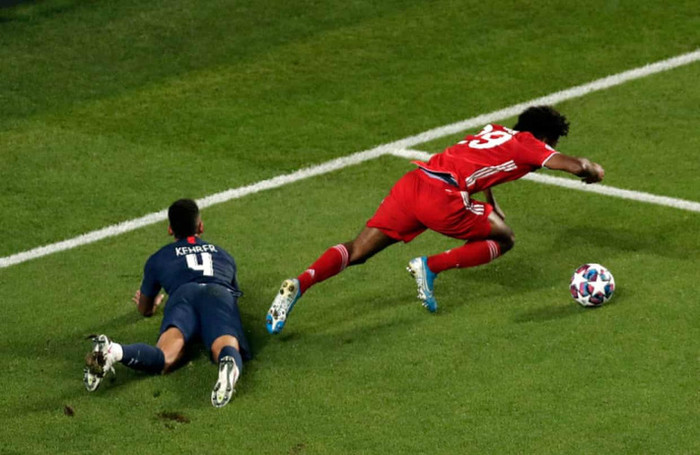 Coman cũng ngã trong vòng cấm PSG cuối hiệp 1, nhưng không có penalty và cũng không có tín hiệu VAR.