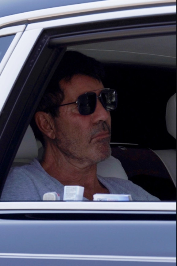 Simon Cowell xuất hiện sau tai nạn gãy 3 đốt sống lưng, vẫn muốn trở lại ghế nóng chung kết Britain's Got Talent Ảnh 6