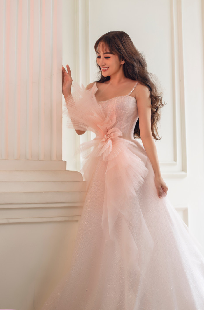 Khánh Thi khoe nhan sắc xinh đẹp cùng vóc dáng thon thả gợi cảm trong bộ ảnh mới