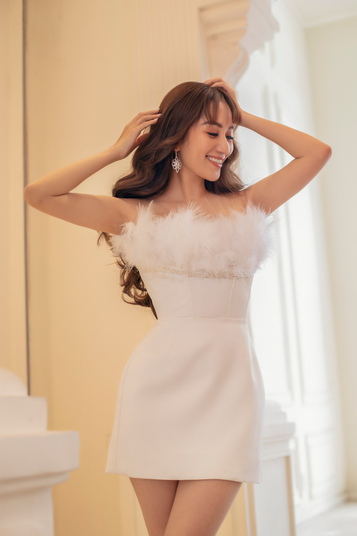 Với vóc dáng thon thả, ‘bà mẹ hai con’ tự tin làm model trong bộ ảnh mới hợp tác cùng NTK Anh Thư