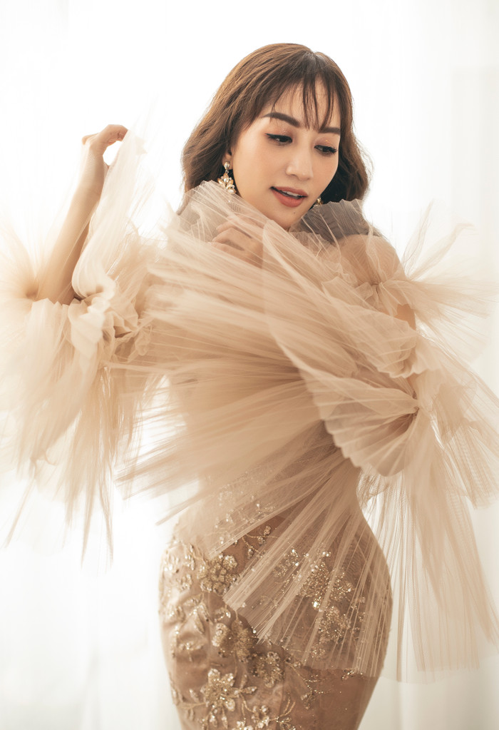 Do đó anh luôn âm thầm ở phía sau làm hậu phương và san sẻ việc chăm sóc, nuôi dạy con cái.