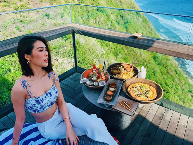 Cách an toàn hơn cho bạn gái khi mặc croptop là chọn những loại có chun, hoặc gọng đỡ, cố địnhy trên cơ thể. 