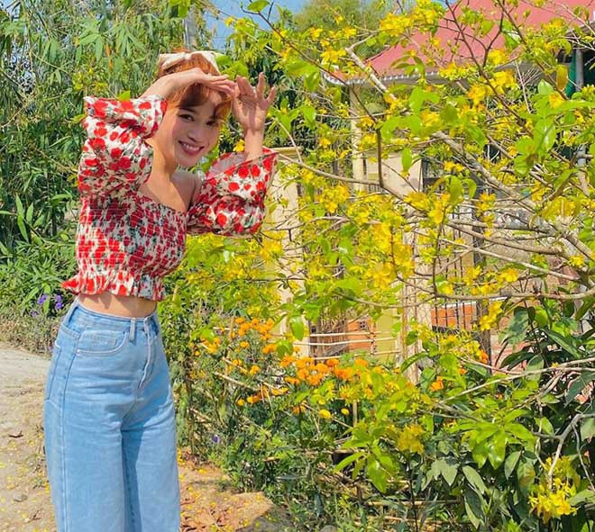 Sĩ Thanh ưu ái kiểu croptop không quá ngắn, chun và dún bèo nữ tính. 