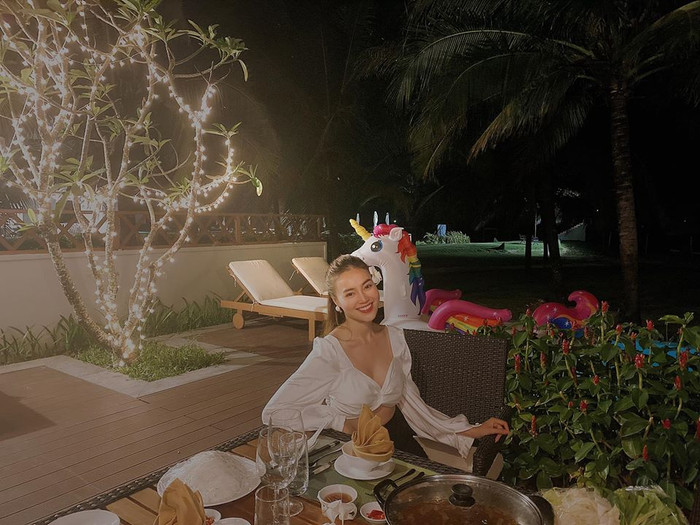 Ninh Dương Lan Ngọc 'ghen tị' vì Hương Giang được nhận bó hoa to, còn mình thì được... tặng cây Ảnh 4