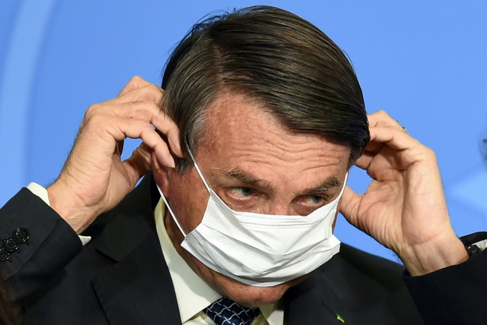 Tổng thống Brazil Jair Bolsonaro dọa đấm phóng viên khi bị hỏi khó.