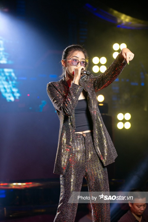 Set đồ disco Pháo mặc ở tập 2 cũng gây ấn tượng người xem 