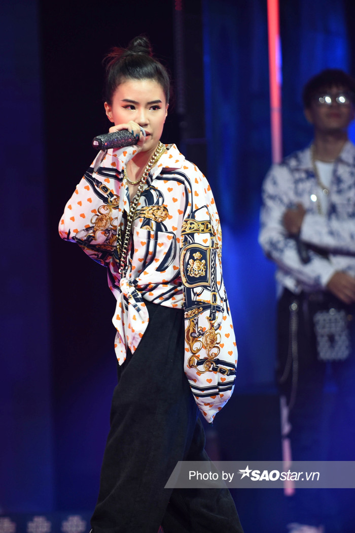 Pháo còn mix cùng các phụ kiện 'nặng trịch' cho cây đồ thêm ngầu