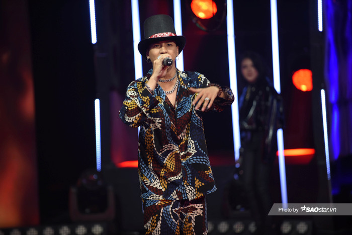 Weeza cũng diện set đồ đậm chất mùa hè với cây đồ xuyệt tông  họa tiết đa màu sắc