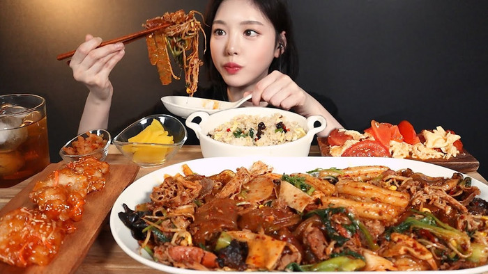 Điều này khiến cộng đồng mạng vô cùng tức giận vì hành động vừa lừa dối người xem, vừa làm lãng phí thức ăn của nữ YouTuber. (Ảnh: 문복희)