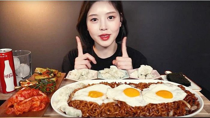 Boki được cho là đã dùng tay làm ám hiệu (chỉ ngón trỏ lên) để đánh dấu vị trí cần cắt ghép, biên tập lại, sau đó thì bỏ bớt thức ăn ra. (Ảnh: 문복희)
