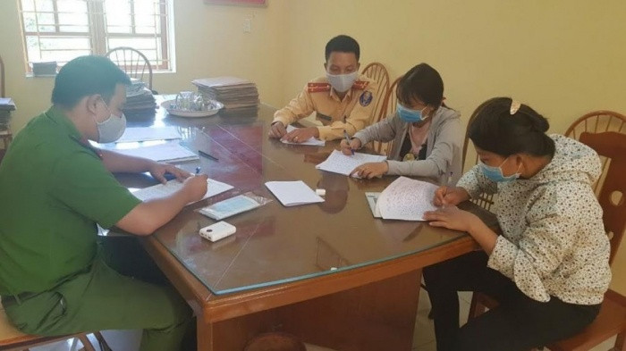 Q. cùng người thân tại cơ quan Công An.