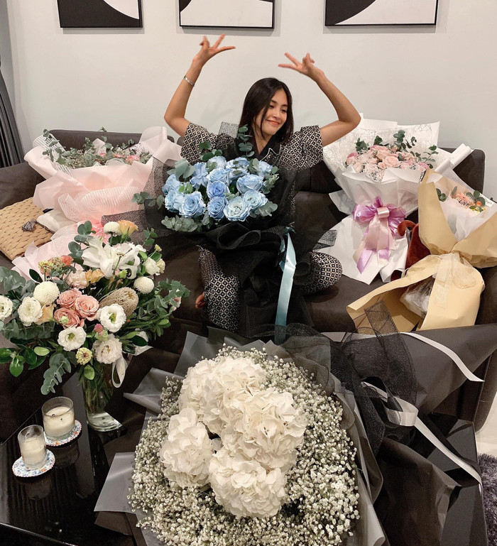 Rạng rỡ đón tuổi 20, Hoa hậu Tiểu Vy hạnh phúc khoe căn phòng ngập tràn hoa Ảnh 4